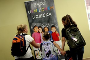 Dzieci z plecakami
